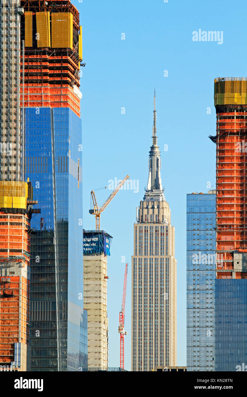 La costruzione dei cantieri di Hudson che incorniciano la Empire State Building di New York City, Stati Uniti d'America Foto Stock