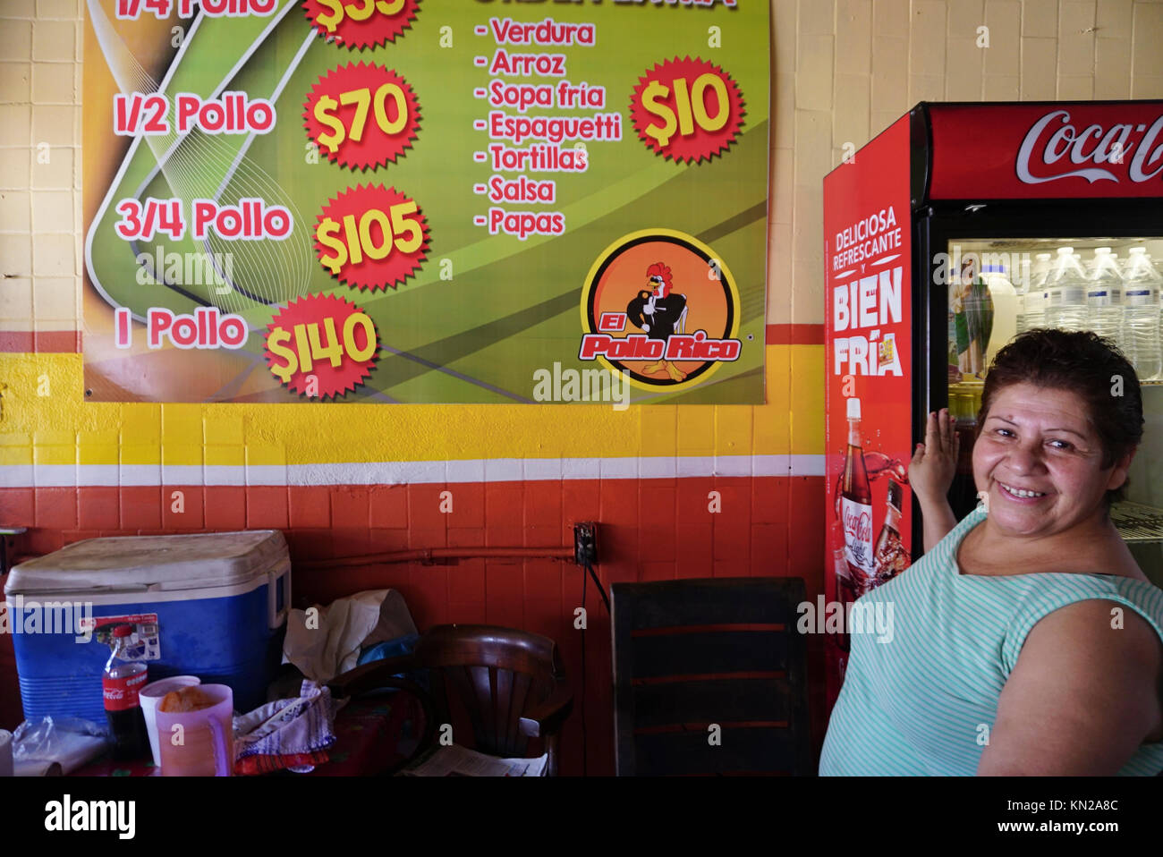 Femmina business messicano proprietario in esecuzione piccolo ristorante in Acapulco, Messico Foto Stock