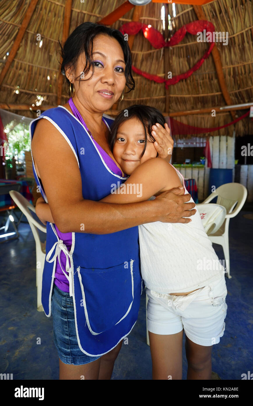 Femmina business messicano proprietario in esecuzione piccolo ristorante in Acapulco, Messico Foto Stock