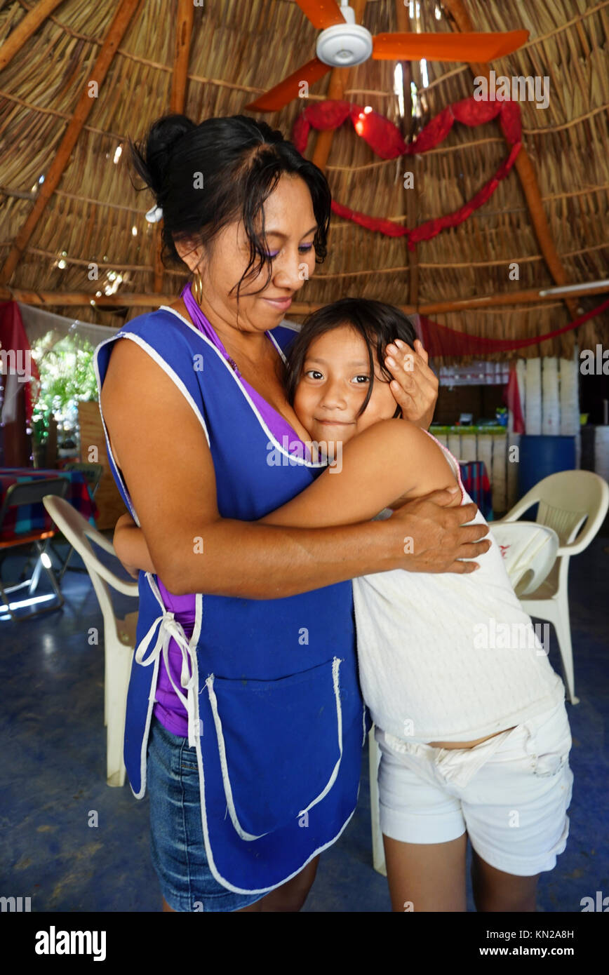 Femmina business messicano proprietario in esecuzione piccolo ristorante in Acapulco, Messico Foto Stock