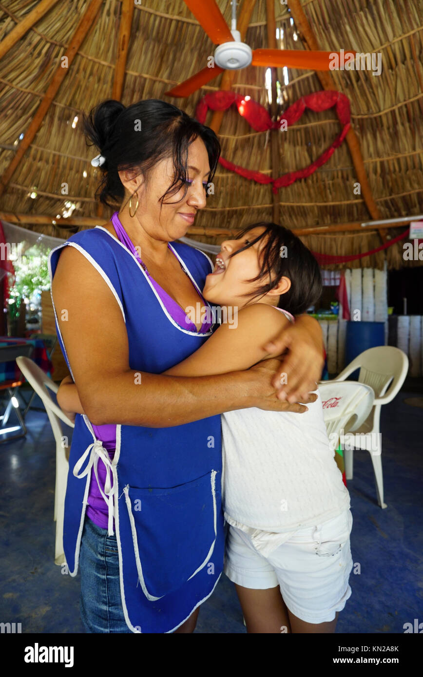 Femmina business messicano proprietario in esecuzione piccolo ristorante in Acapulco, Messico Foto Stock