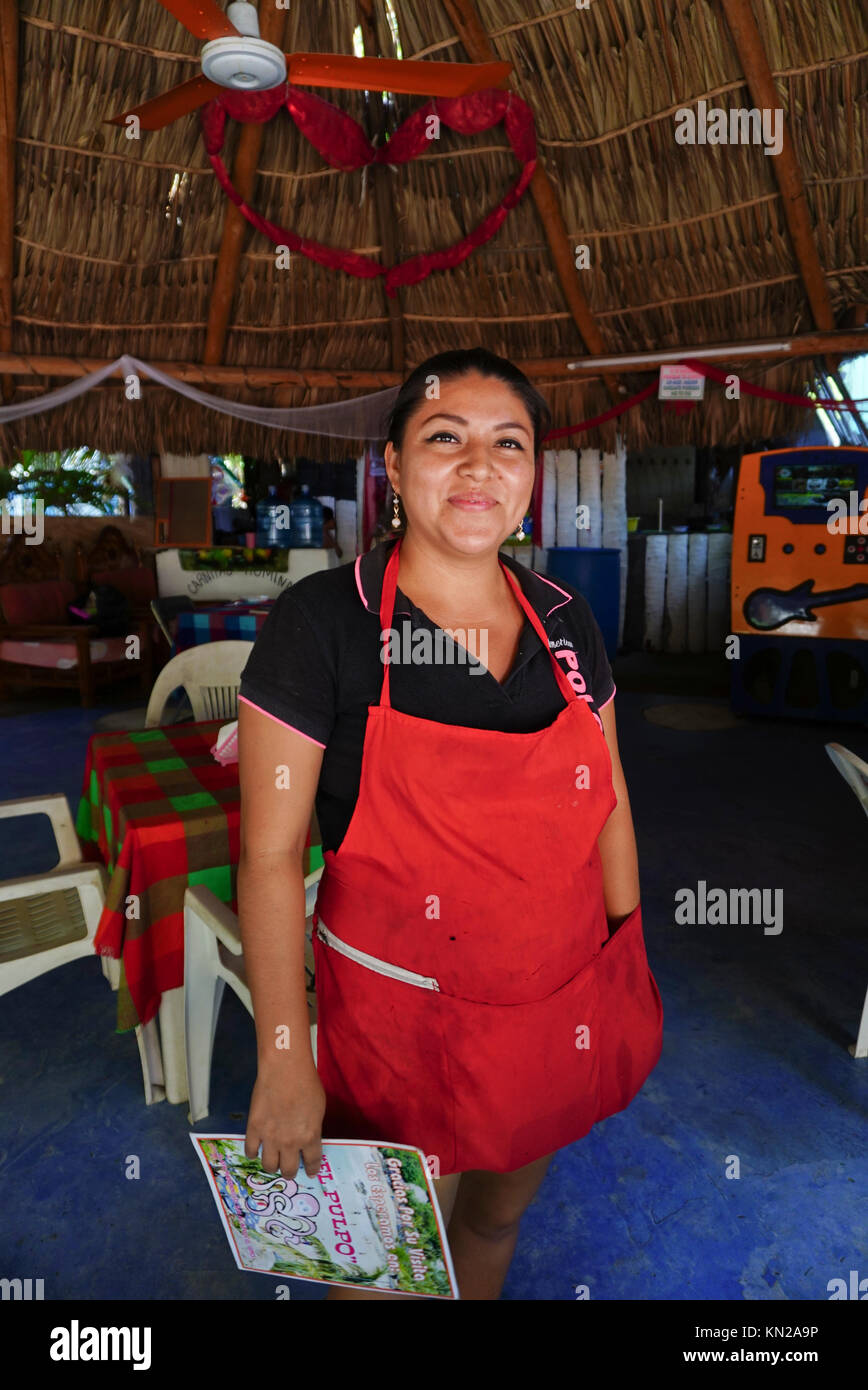Femmina business messicano proprietario in esecuzione piccolo ristorante in Acapulco, Messico Foto Stock
