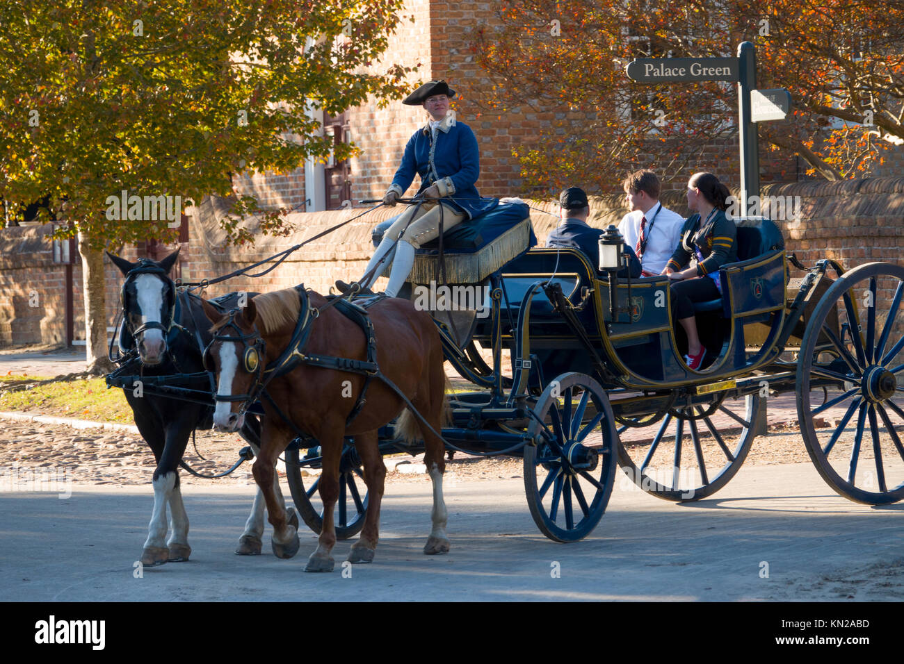 Stati Uniti Virginia VA Colonial Williamsburg un carro trainato da cavalli corsa sul Duca di Gloucester Street per turisti Foto Stock