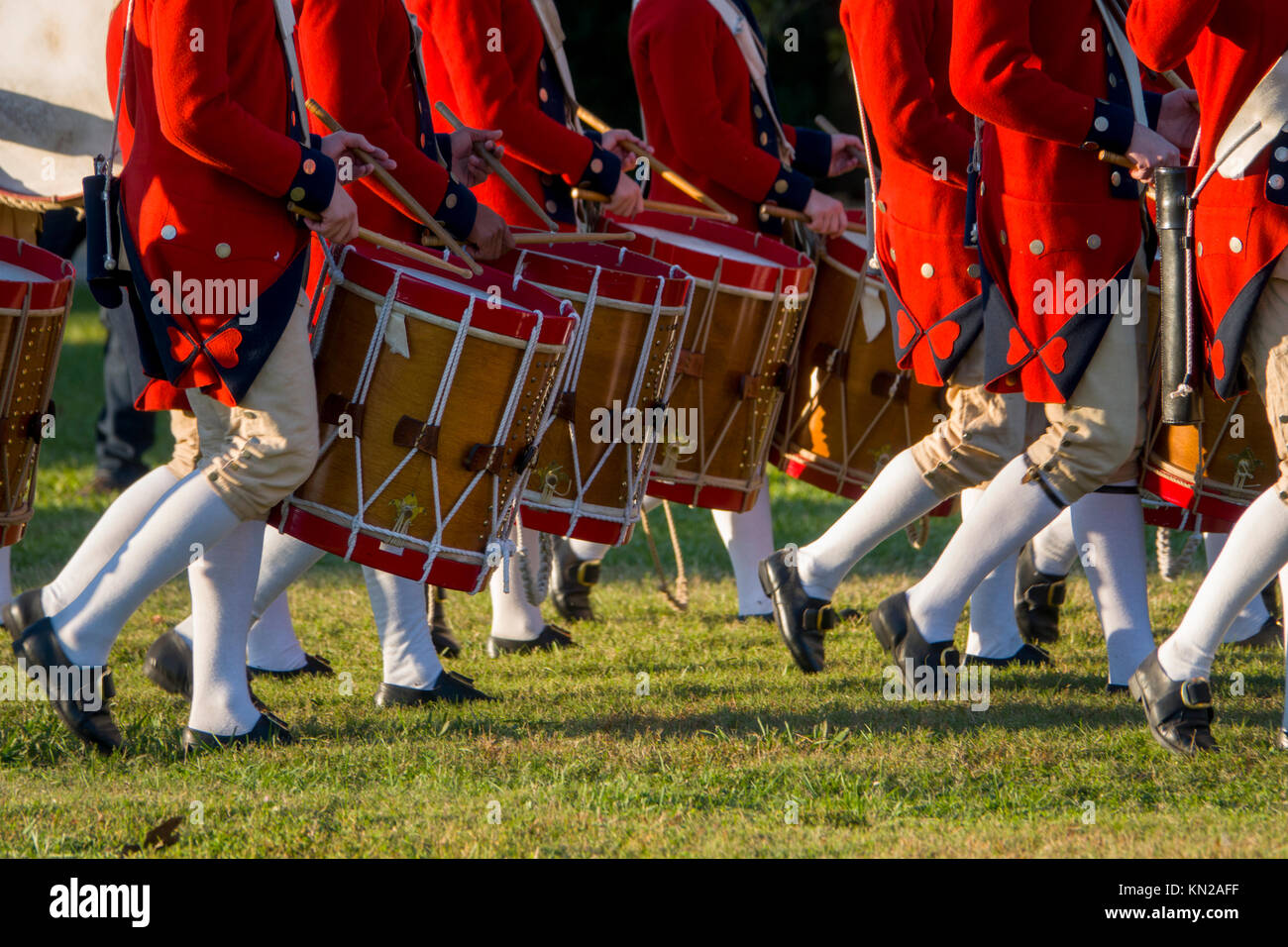 Stati Uniti Virginia VA Colonial Williamsburg la FIFE e tamburo corp marciato e giocando a un audiance Foto Stock
