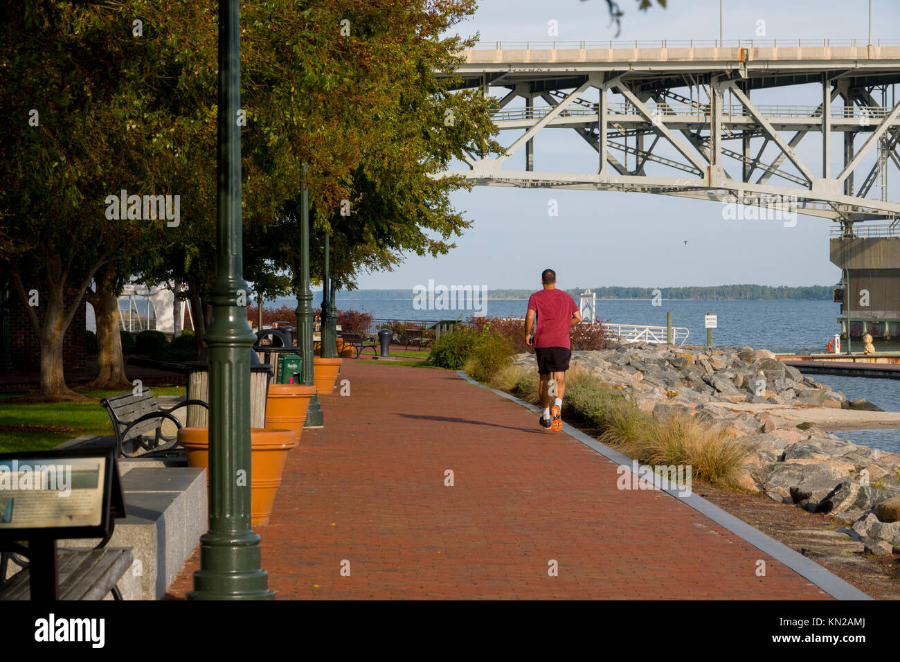 Stati Uniti Virginia VA Yorktown James River waterfront riverfront uomo jogging sul lungomare Via Foto Stock