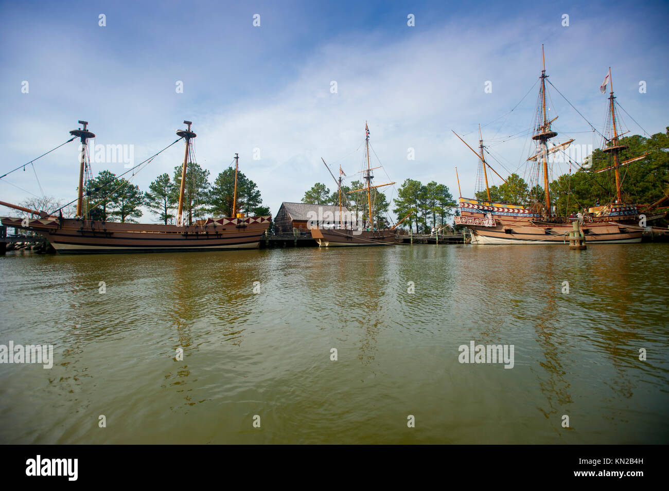 Stati Uniti Virginia VA Historic Jamestown Settlement tre navi Susan costante, addio e scoperta ormeggiata nel porto sul fiume James Foto Stock