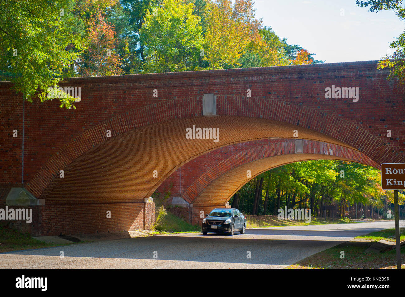 Stati Uniti Virginia Triangolo Storico Colonial Parkway Autunno Autunno vicino a Williamsburg VA mattoni doppi ponti Foto Stock