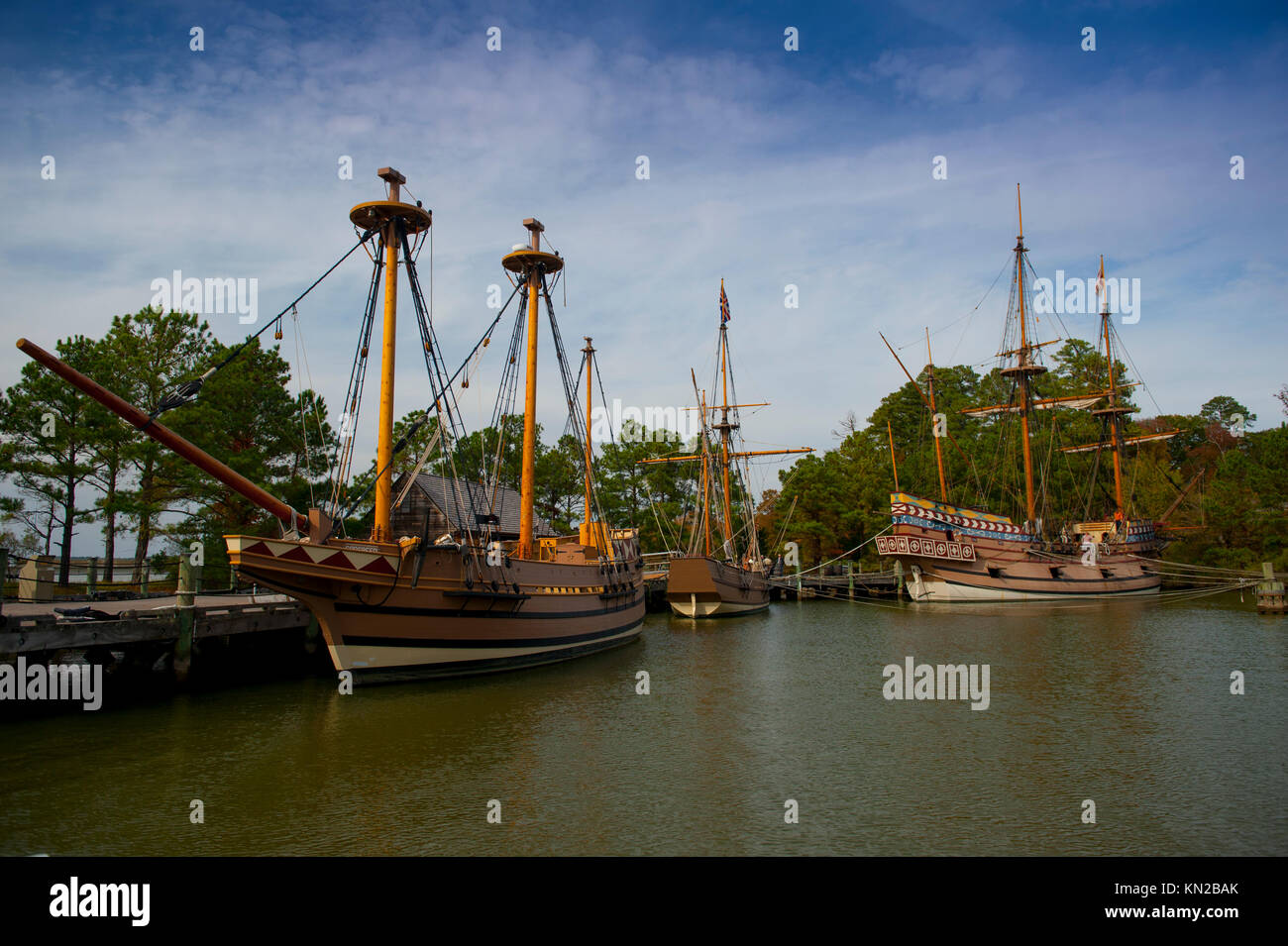 Stati Uniti Virginia VA Historic Jamestown Settlement tre navi Susan costante, addio e scoperta ormeggiata nel porto sul fiume James Foto Stock