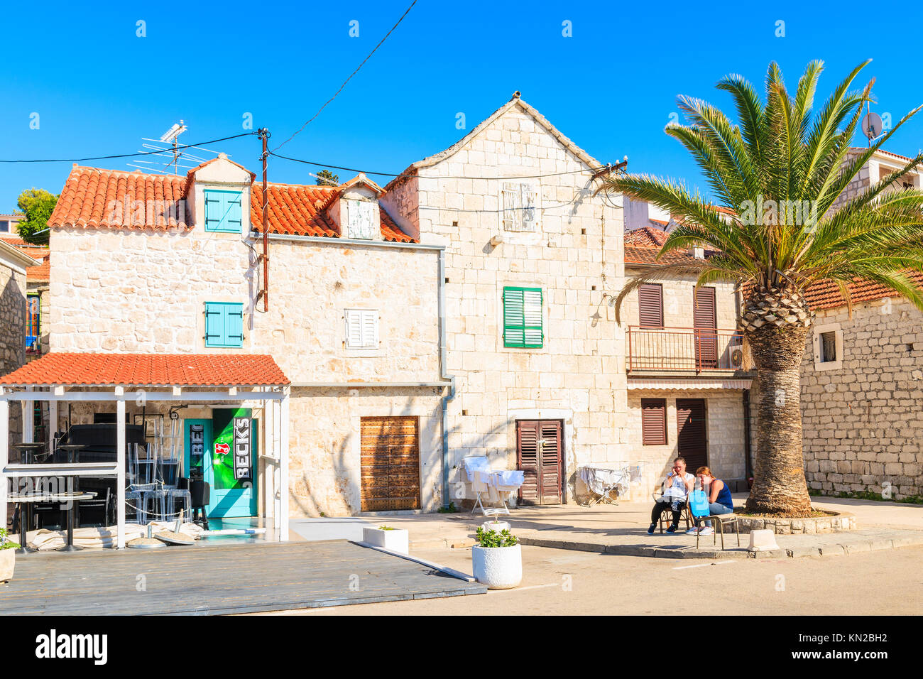 ROGOZNICA PORTA, Croazia - il Sep 5, 2017: tradizionali case e edifici ristorante a Rogoznica città vecchia, Dalmazia, Croazia. Foto Stock