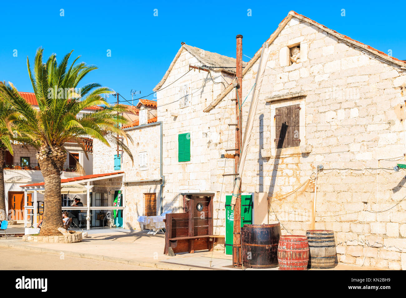 ROGOZNICA PORTA, Croazia - il Sep 5, 2017: tradizionali case e edifici ristorante a Rogoznica città vecchia, Dalmazia, Croazia. Foto Stock