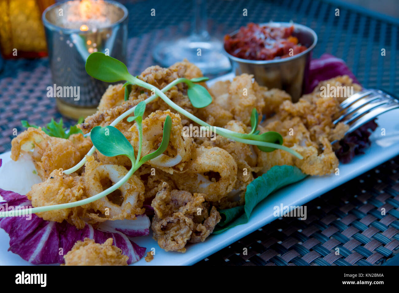 Il cibo italiano calamari fritti antipasto cena al di fuori Foto Stock