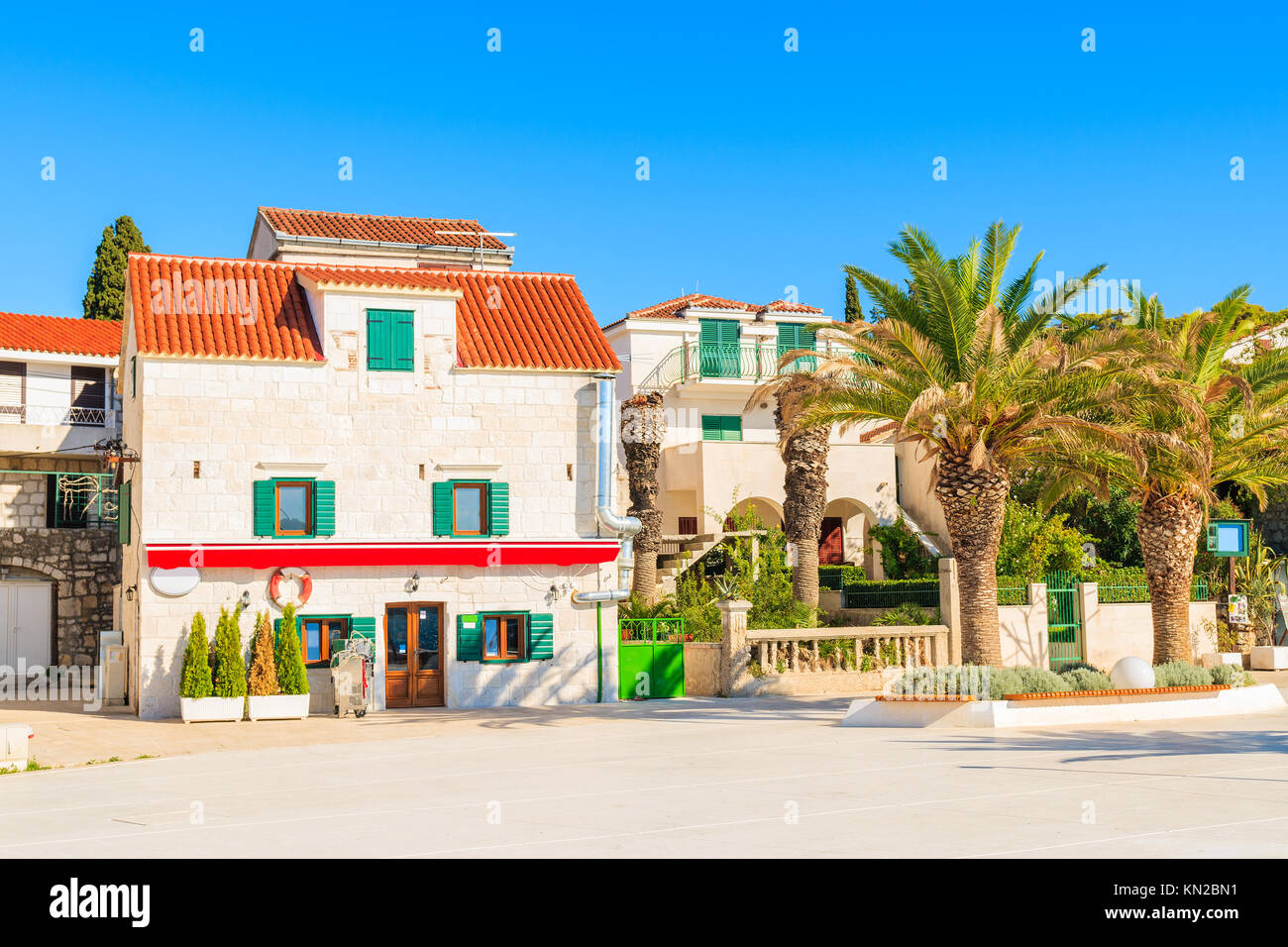 Case tradizionali e ristorante edifici in Rogoznica città vecchia, Dalmazia, Croazia Foto Stock