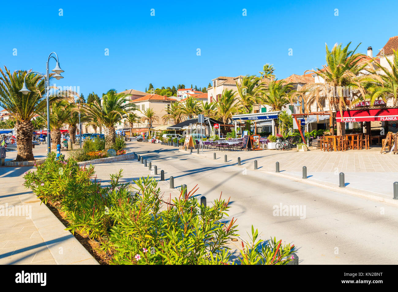 ROGOZNICA PORTA, Croazia - 4 sett 2017: Street a Rogoznica porta con case colorate e ristoranti, Dalmazia, Croazia. Foto Stock