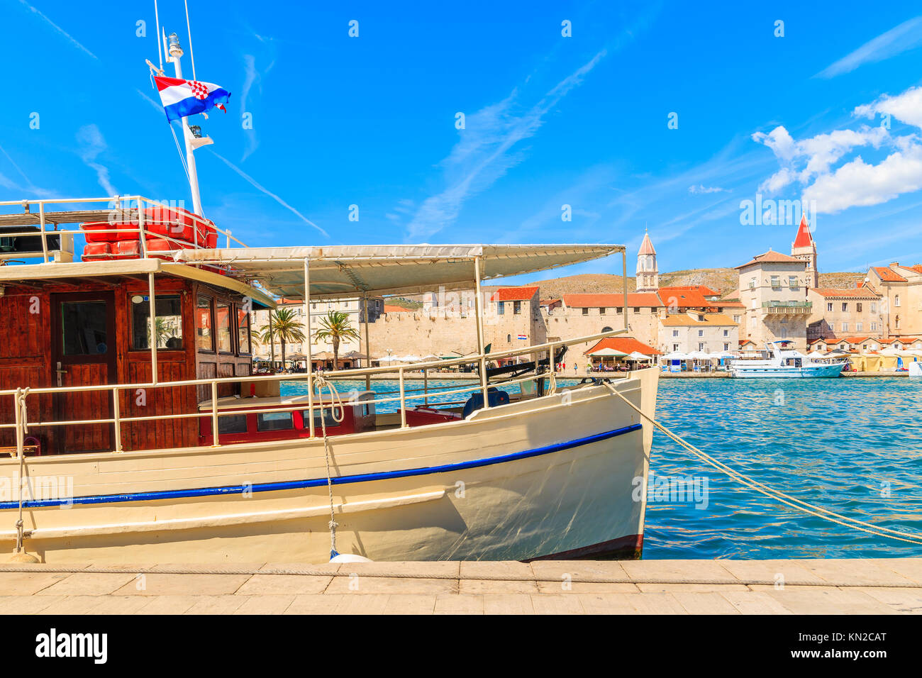 Imbarcazione turistica di ancoraggio nel porto di Trogir sulla bella soleggiata giornata estiva, Dalmazia, Croazia Foto Stock