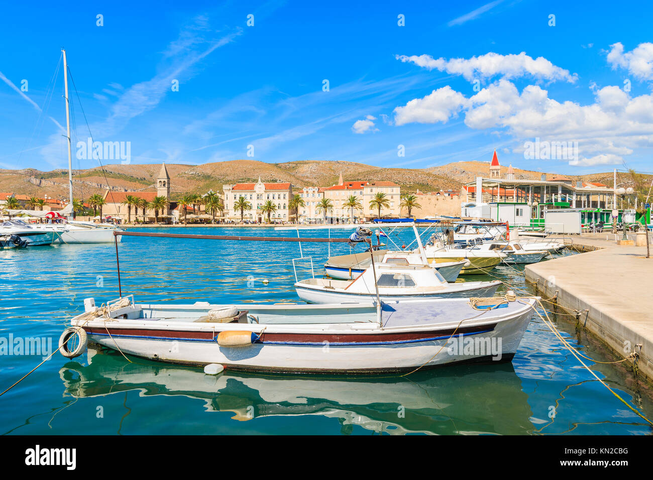 Barche da pesca nel porto di Trogir, Dalmazia, Croazia Foto Stock