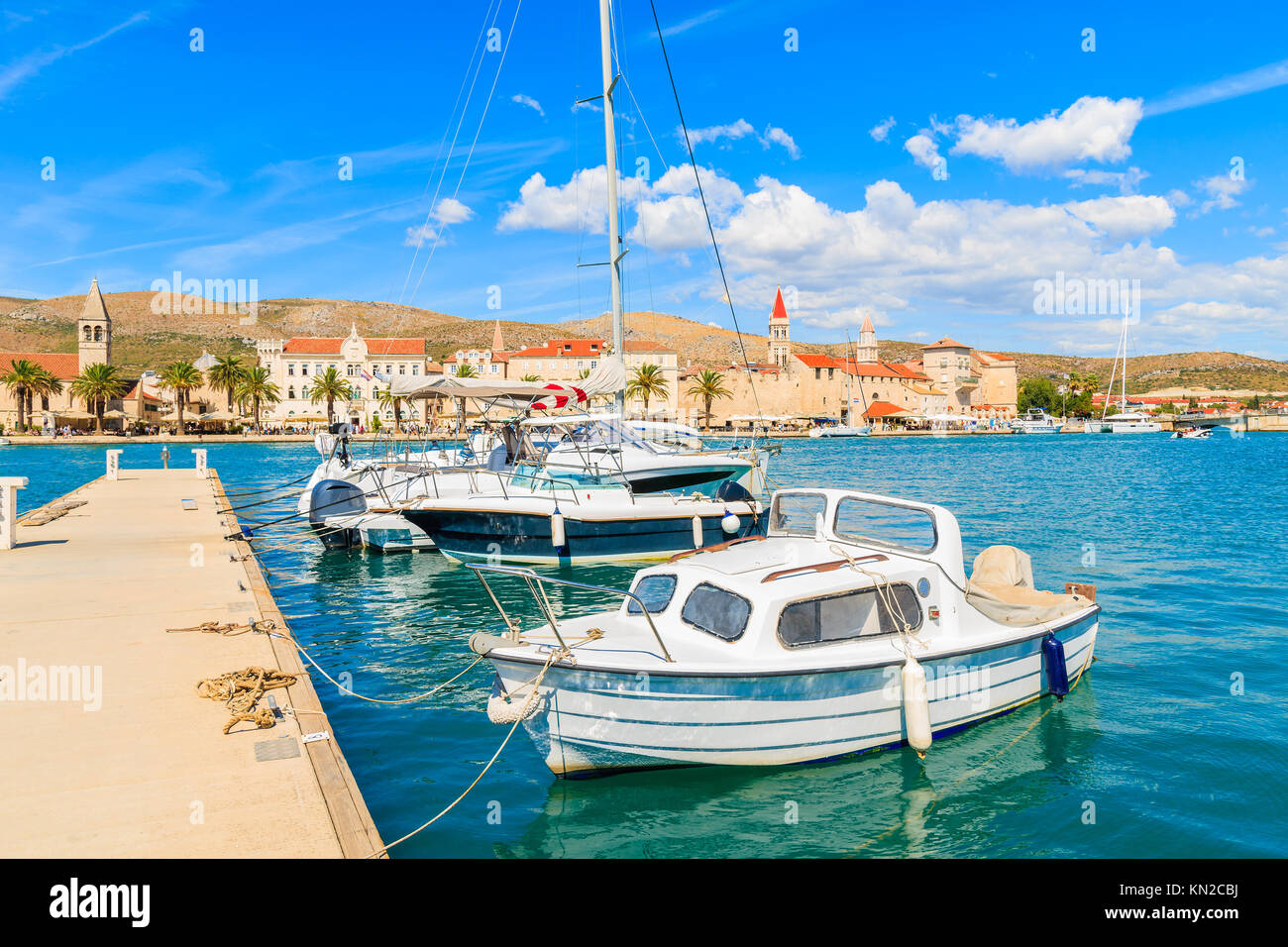 Barche da pesca nel porto di Trogir, Dalmazia, Croazia Foto Stock