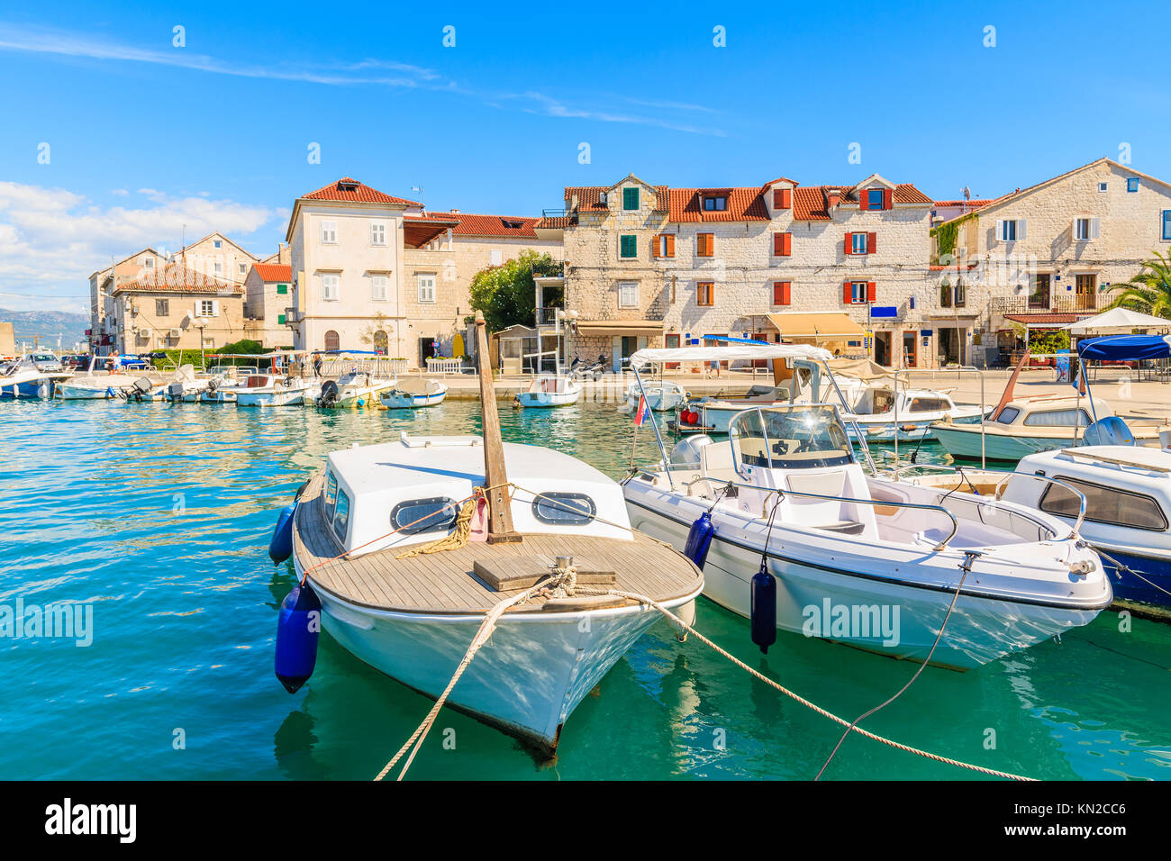 Barche da pesca nel porto di Trogir, Dalmazia, Croazia Foto Stock