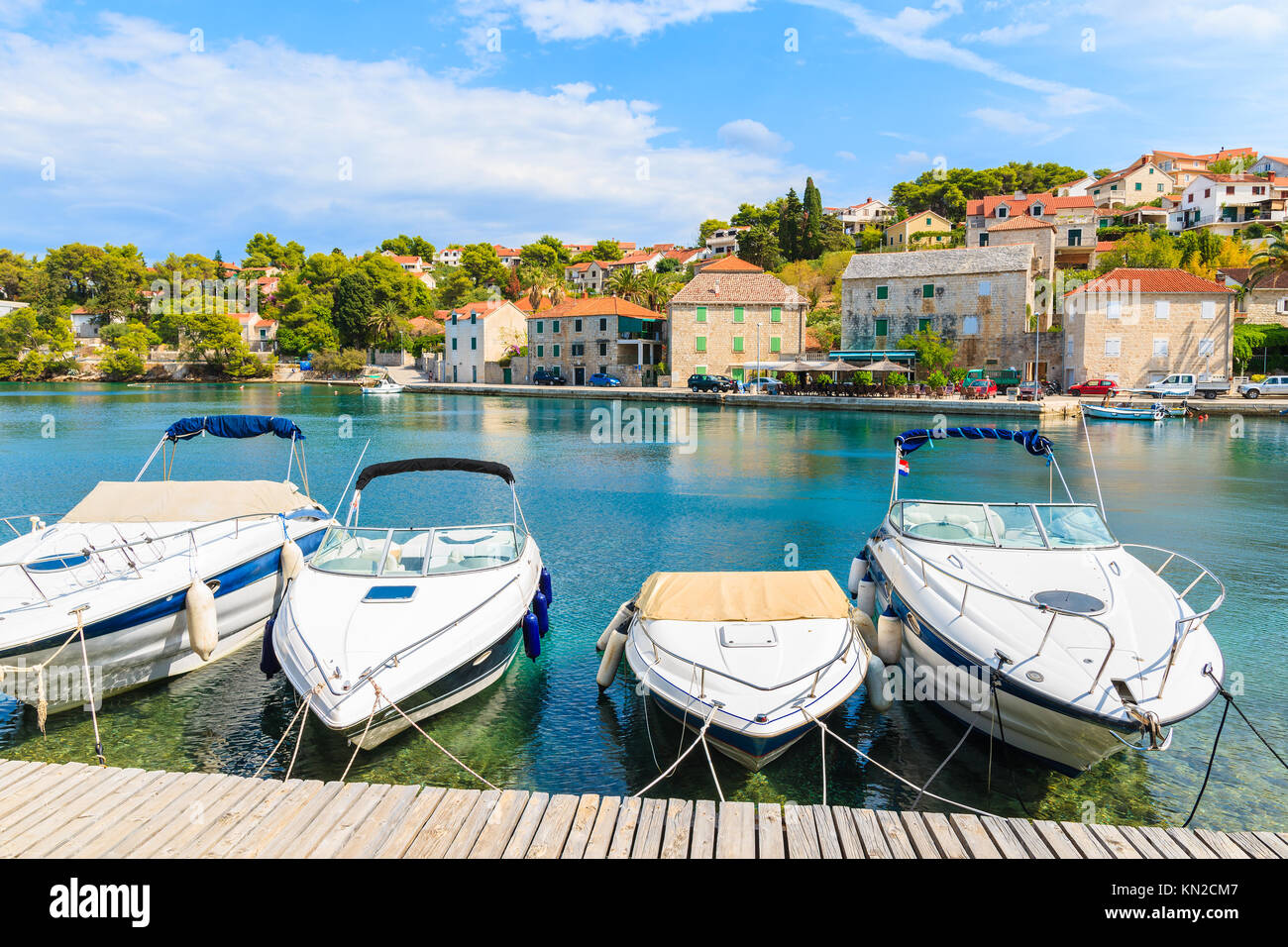 Barche in Splitska villaggio con una bellissima porta, isola di Brac, Croazia Foto Stock