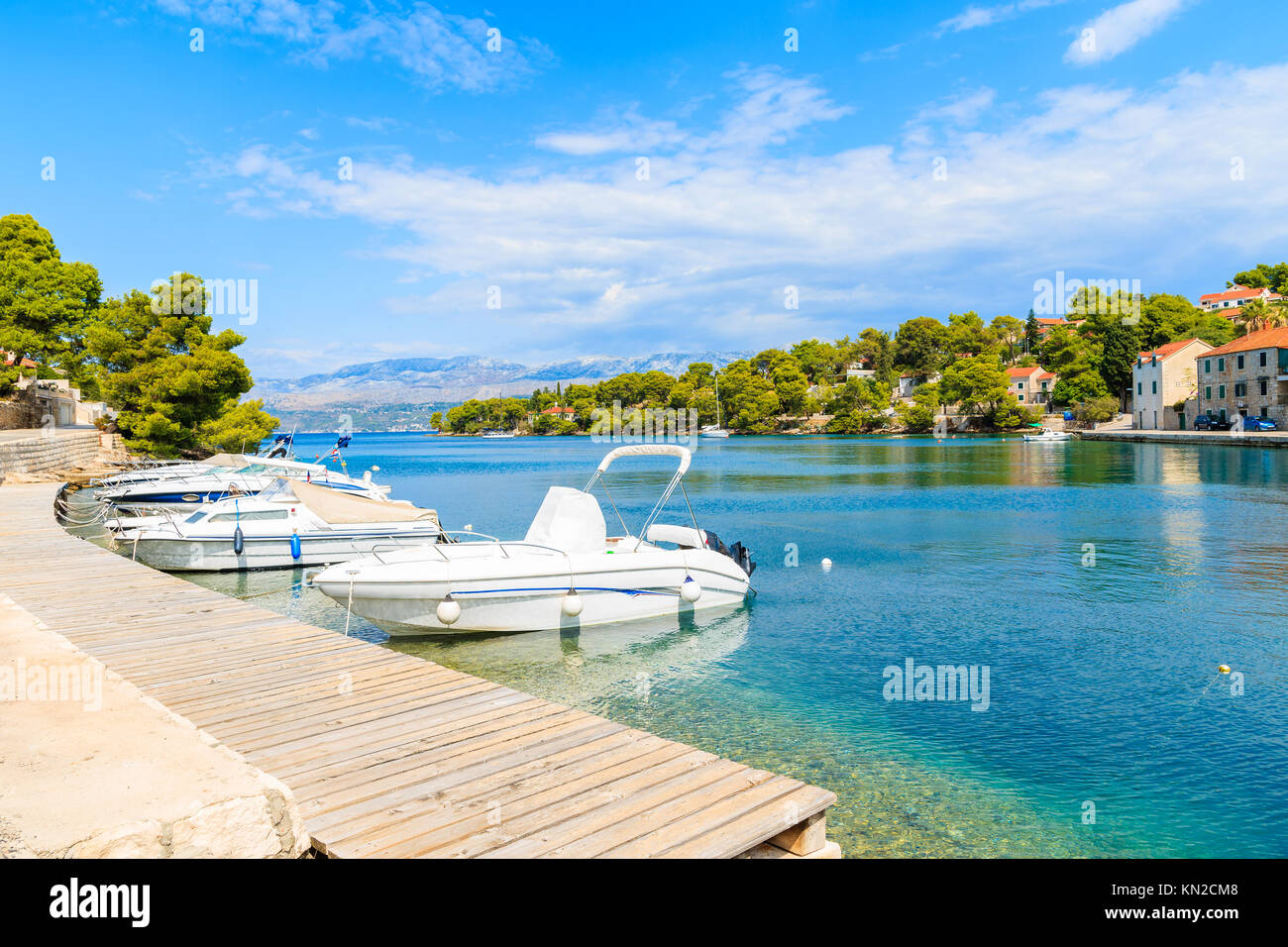 Barche in Splitska villaggio con una bellissima porta, isola di Brac, Croazia Foto Stock