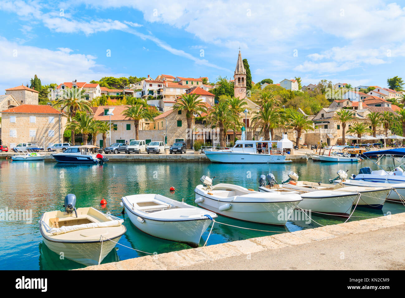 Barche da pesca in Splitska villaggio con una bellissima porta, isola di Brac, Croazia Foto Stock