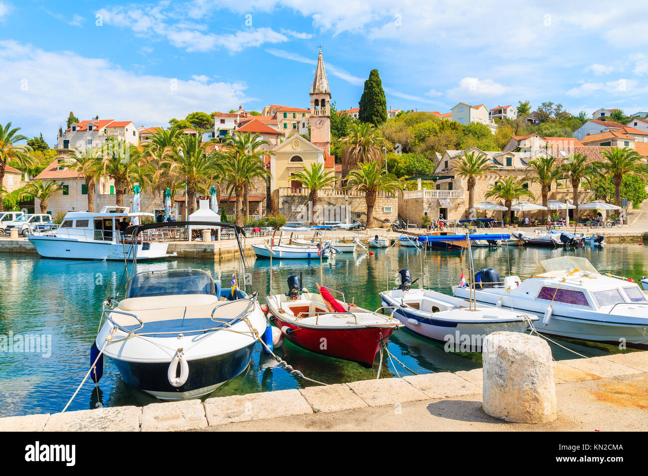 Barche in bella Splitska porta sull isola di Brac, Croazia Foto Stock