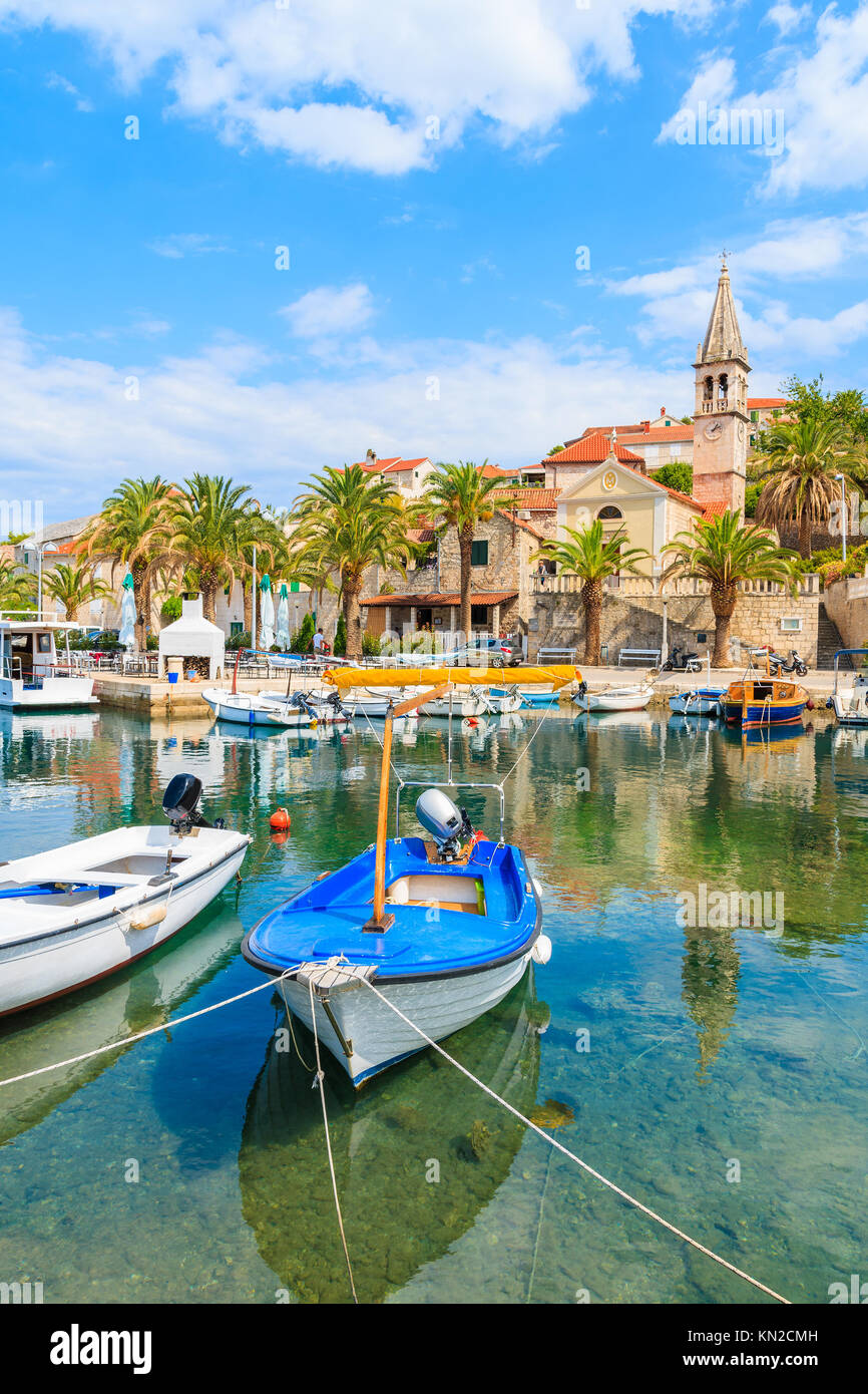 Barche da pesca in bella Splitska porta sull isola di Brac, Croazia Foto Stock