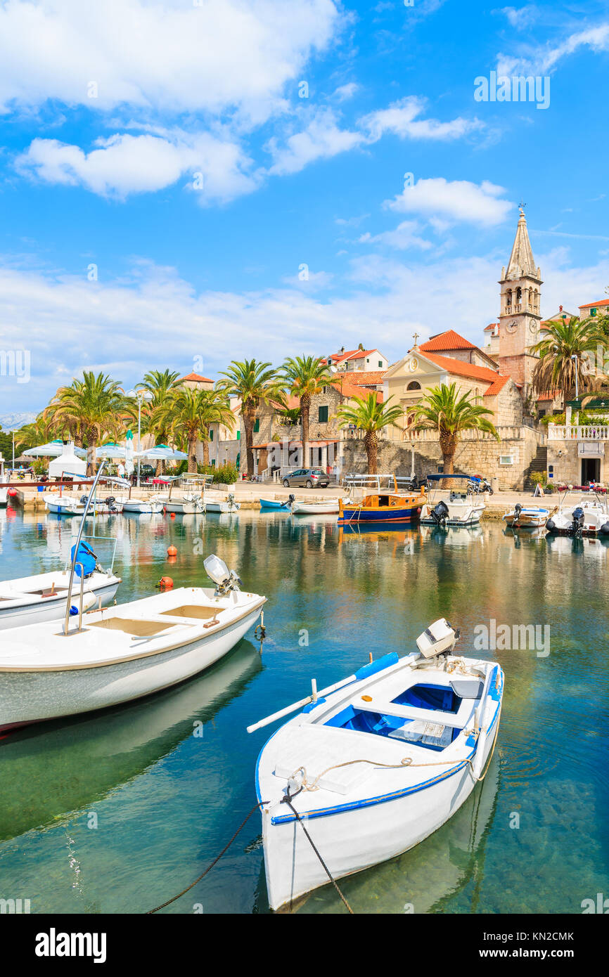 Barche da pesca in Splitska villaggio con una bellissima porta, isola di Brac, Croazia Foto Stock