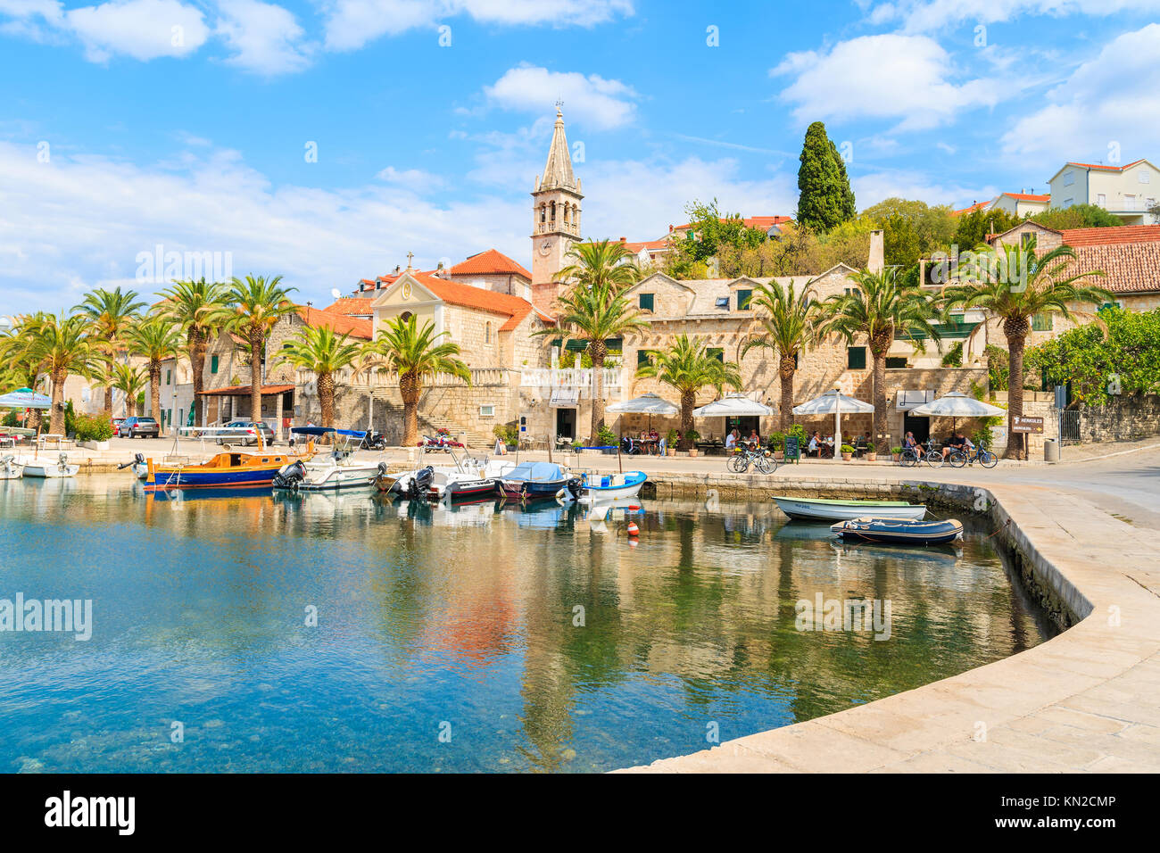 SPLITSKA VILLAGE, ISOLA DI BRAC - 7 SET 2017: Vista di Splitska villaggio con bellissimo porto e barche, isola di Brac, Croazia. Foto Stock
