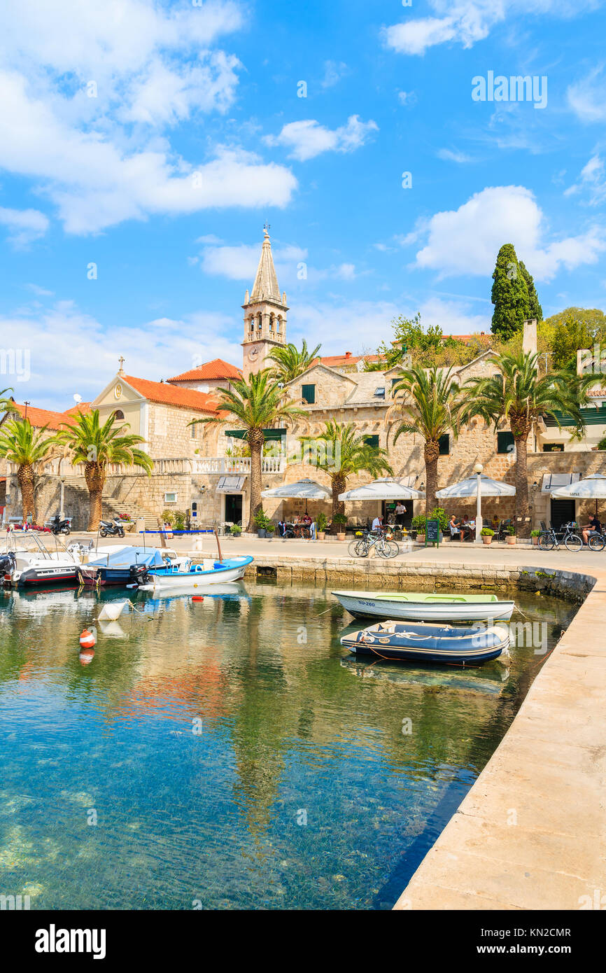 SPLITSKA VILLAGE, ISOLA DI BRAC - 7 SET 2017: Vista di Splitska villaggio con bellissimo porto e barche, isola di Brac, Croazia. Foto Stock