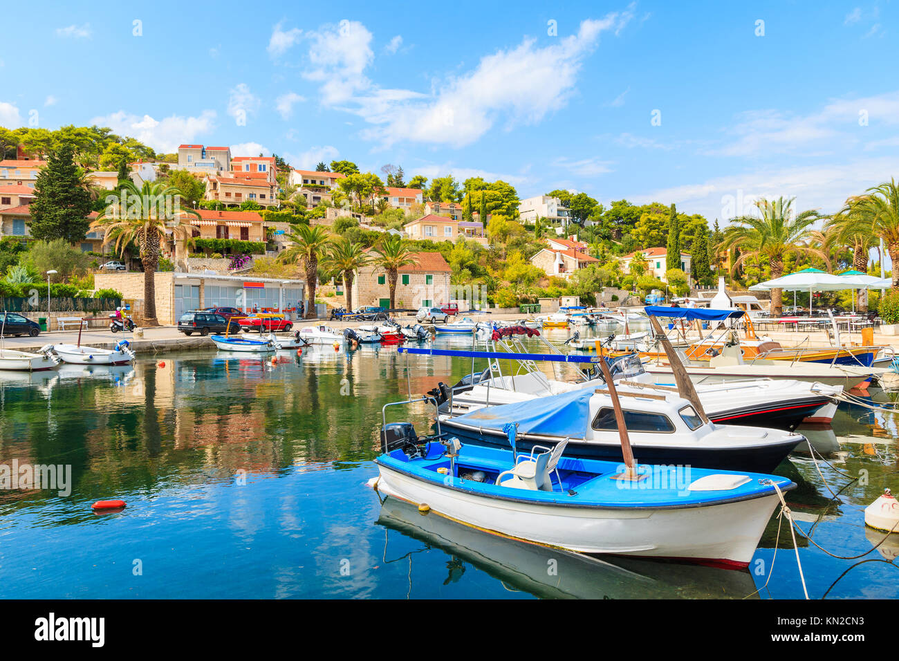 Barche da pesca in bella Splitska porta sull isola di Brac, Croazia Foto Stock