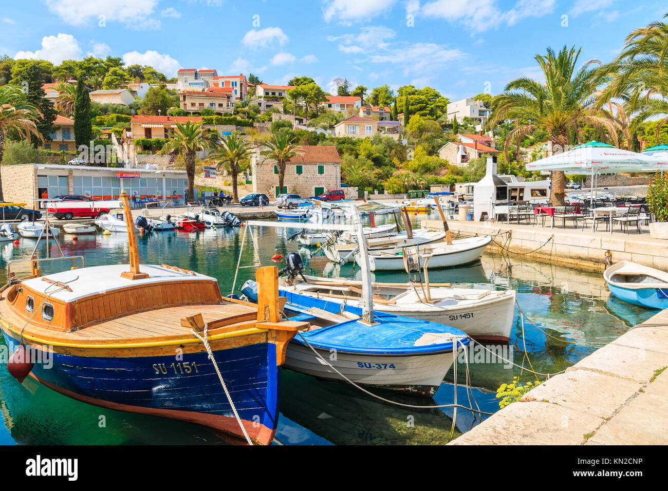 SPLITSKA PORT, ISOLA DI BRAC - 7 SET 2017: barche da pesca ancoraggio in Splitska villaggio con una bellissima porta, isola di Brac, Croazia. Foto Stock