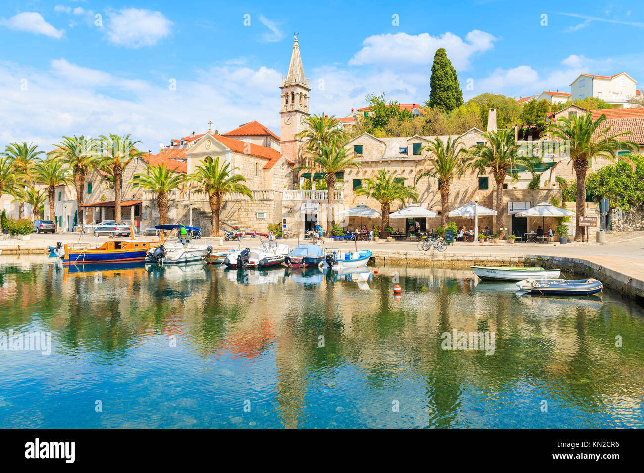 SPLITSKA VILLAGE, ISOLA DI BRAC - 7 SET 2017: Vista di Splitska villaggio con bellissimo porto e barche, isola di Brac, Croazia. Foto Stock