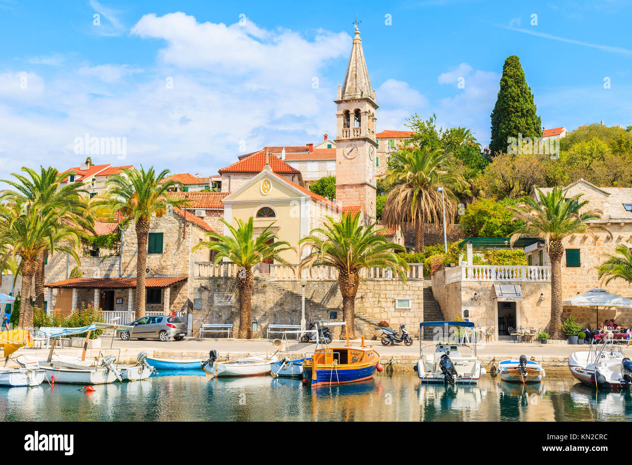 SPLITSKA VILLAGE, ISOLA DI BRAC - 7 SET 2017: Vista di Splitska villaggio con bellissimo porto e barche, isola di Brac, Croazia. Foto Stock