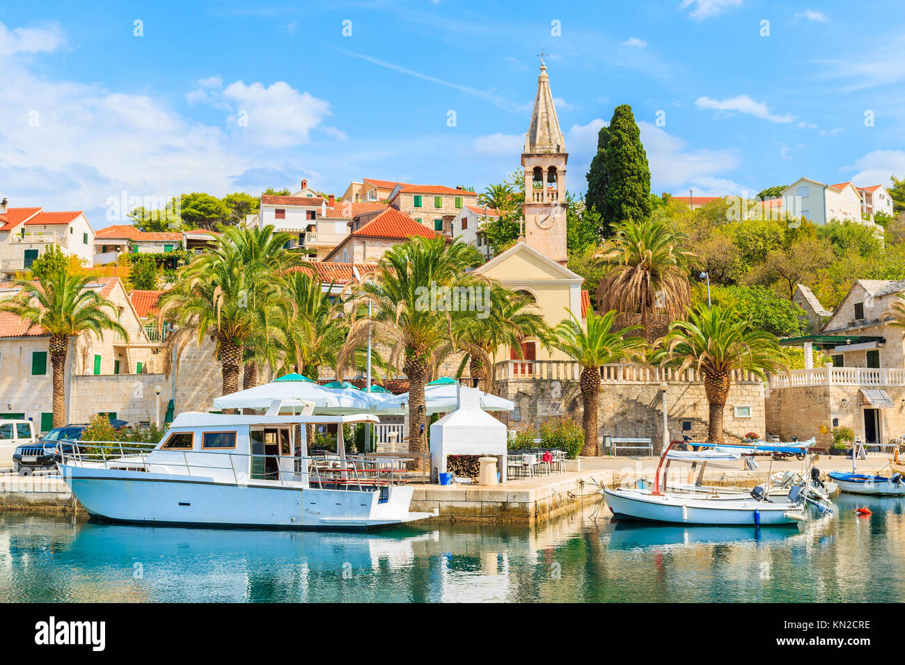 Vista della bellissima Splitska port con barche sull'isola di Brac, Croazia Foto Stock