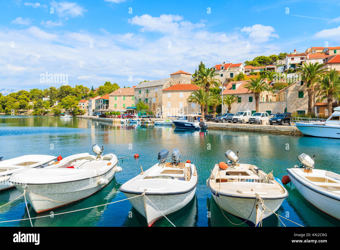 Vista della bellissima Splitska port con barche di pescatori sull'isola di Brac, Croazia Foto Stock