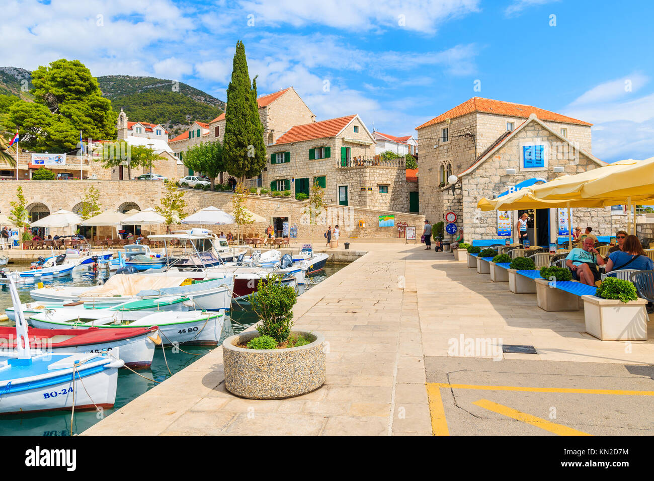 Porta di Bol, isola di Brac - SET 8, 2017: Vista di Bol porto con barche da pesca e turisti che si siedono in ristoranti costieri, isola di Brac, Croazia. Foto Stock