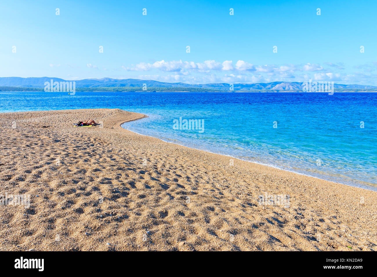 Vista della famosa spiaggia Zlatni Rat con mare bellissimo acqua nella città di Bol, isola di Brac, Croazia Foto Stock