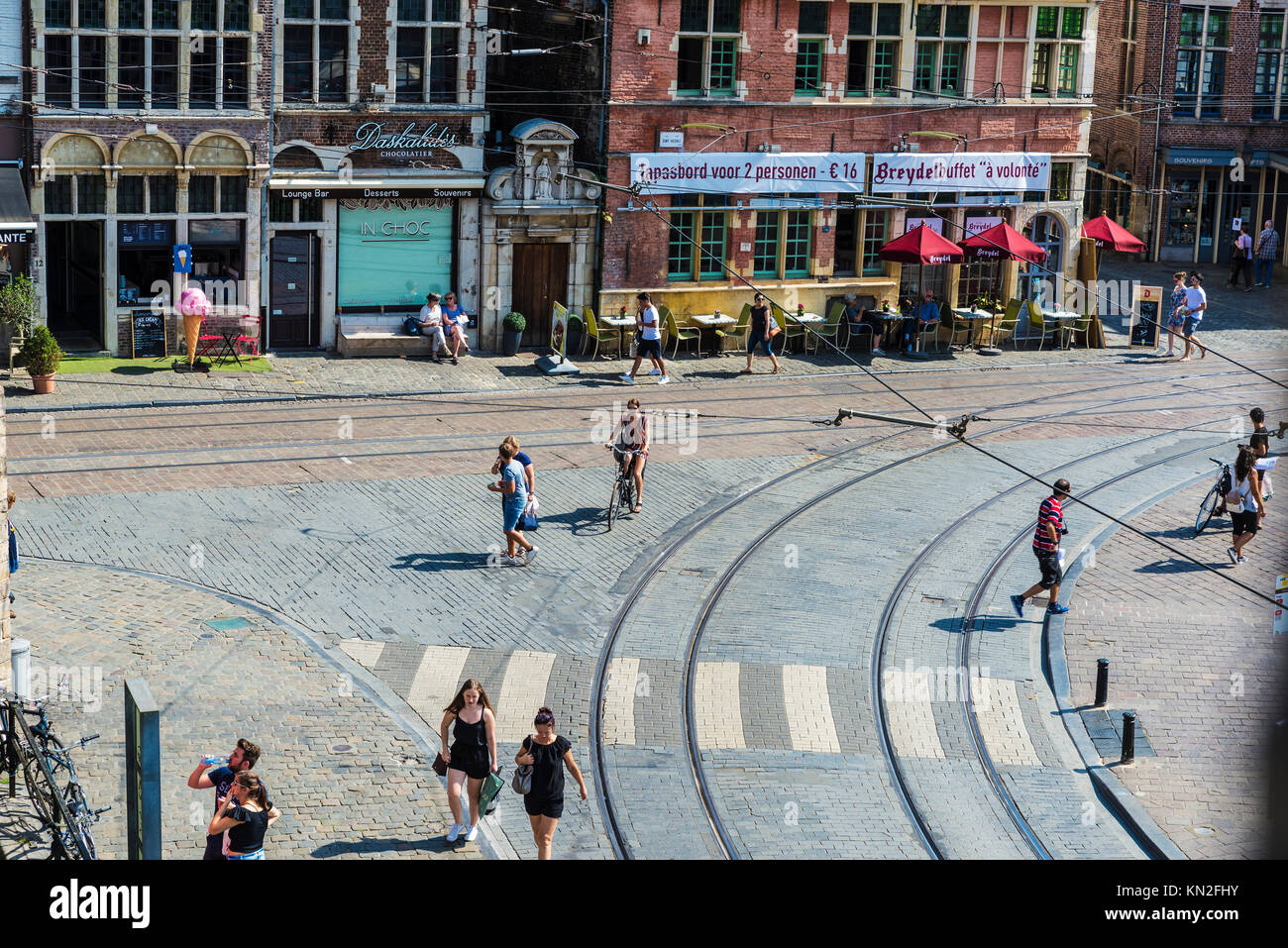 Ghent, Belgio - 29 agosto 2017: vista del centro storico della città medievale di Gand in Belgio con la gente a piedi Foto Stock