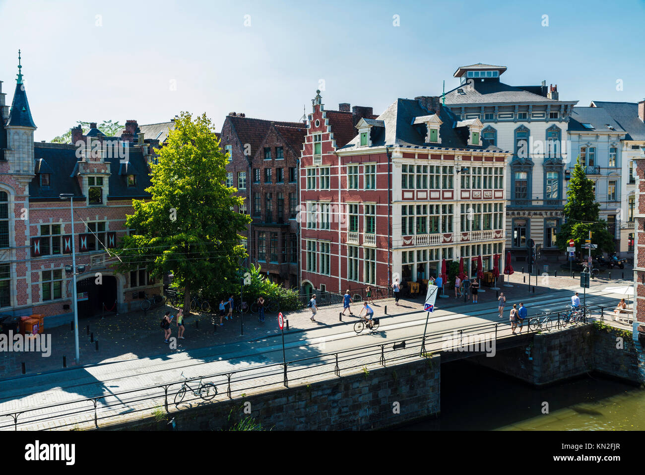 Ghent, Belgio - 29 agosto 2017: Ponte sopra il fiume Leie con la gente in giro per la città medievale di Gent, Belgio Foto Stock