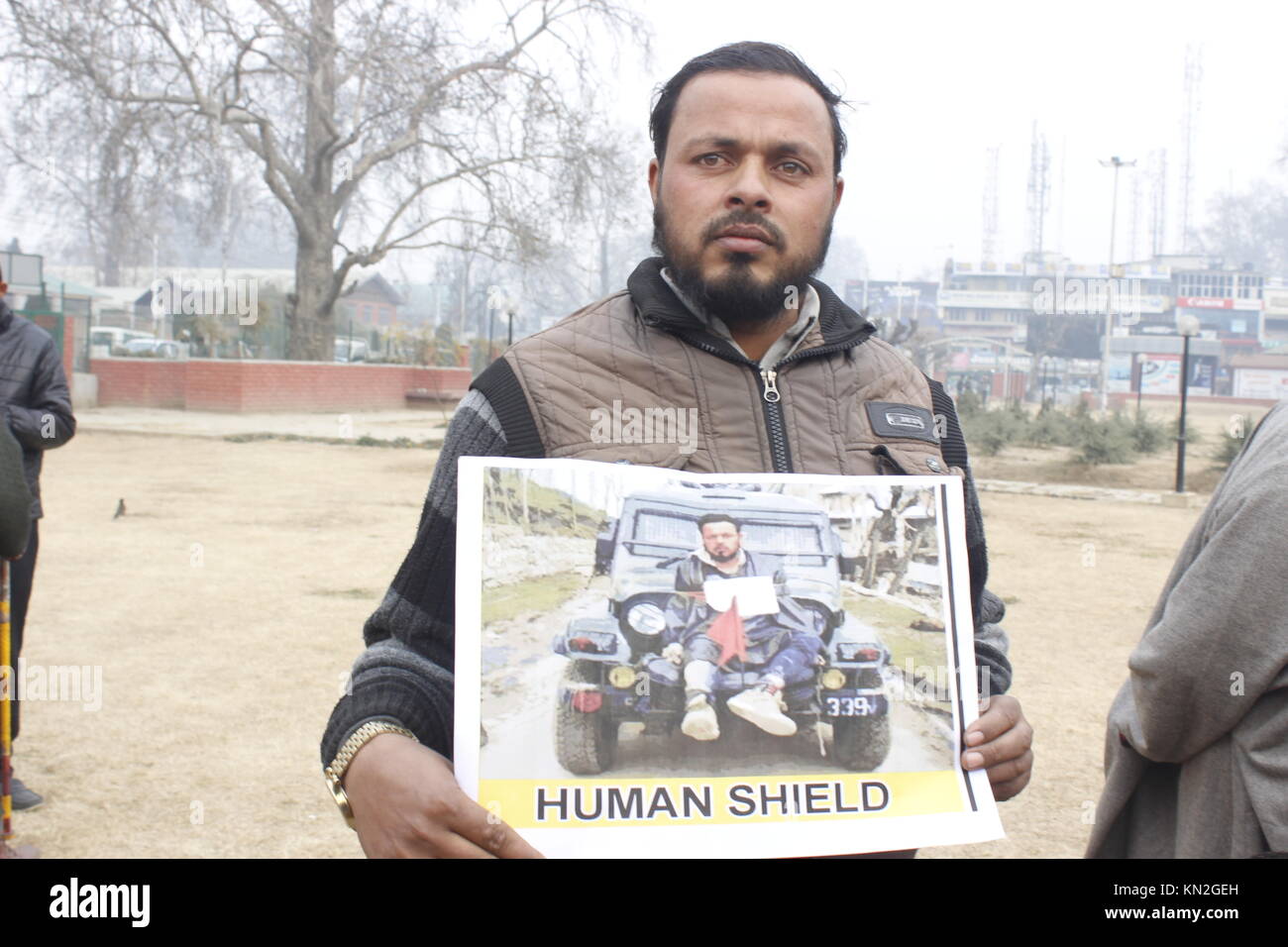 Srinagar, India. 09Dec, 2017. Stadio di vittime la silenziosa protesta per la capitale estiva del Jammu e Kashmir (Srinagar) vittime che hanno subito la peggiore forma di violazione dei diritti umani i loro parenti oggi in scena una silenziosa protesta a Srinagar Kashmir. La protesta è stata organizzata dal Forum Internazionale per la giustizia. Coloro che erano parte del segno di protesta incluso scudo umano vittima Farooq Ahmed Dar, vittima di pellet da Safakadal (Zahid Manzoor) e altri. Un paio di giovani completamente accecato da pellet sono stati anche parte della protesta. Credito: Musaib Bhat/Pacific Press/Alamy Live News Foto Stock