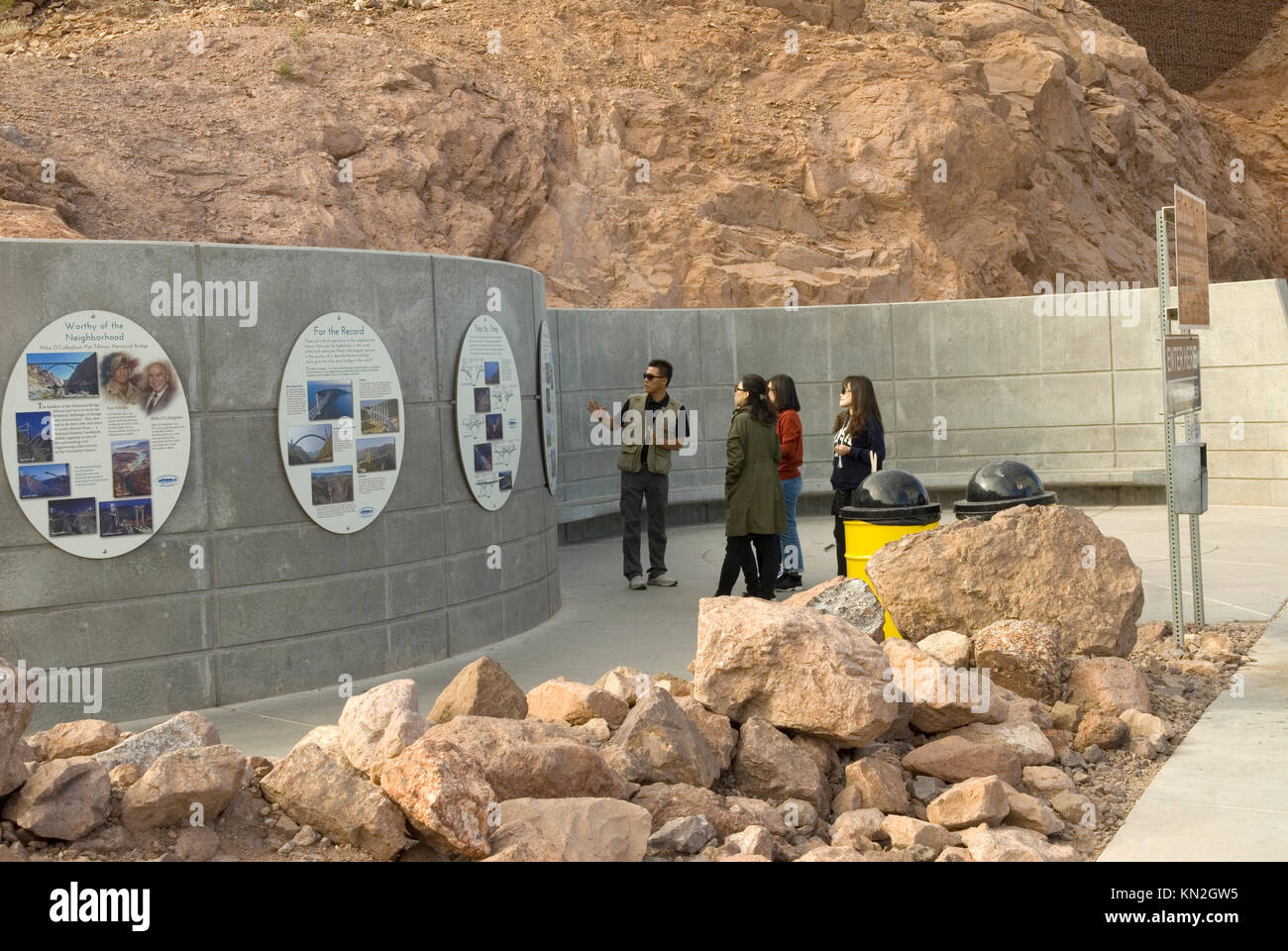 Turisti asiatici in visita a Pat Tillman - Mike O Callaghan Memorial Bridge, Nevada, Stati Uniti d'America. Foto Stock