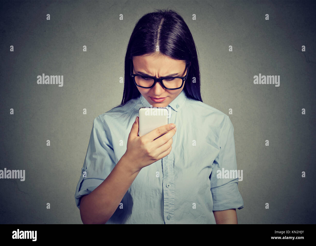 Ritratto di sconvolgere triste scettico grave donna parlare scrivere messaggi su un telefono orinato con conversazione Foto Stock