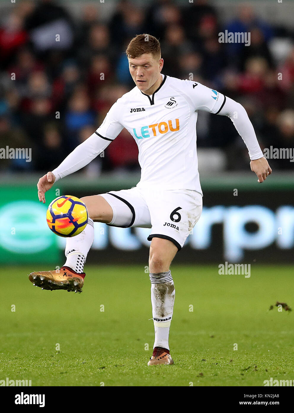 Alfie Mawson di Swansea City durante la partita della Premier League al Liberty Stadium di Swansea. PREMERE ASSOCIAZIONE foto. Data immagine: Sabato 9 dicembre 2017. Vedi PA storia CALCIO Swansea. Il credito fotografico dovrebbe essere: Nick Potts/PA Wire. RESTRIZIONI: Nessun utilizzo con audio, video, dati, elenchi di apparecchi, logo di club/campionato o servizi "live" non autorizzati. L'uso in-match online è limitato a 75 immagini, senza emulazione video. Nessun utilizzo nelle scommesse, nei giochi o nelle pubblicazioni di singoli club/campionati/giocatori. Foto Stock