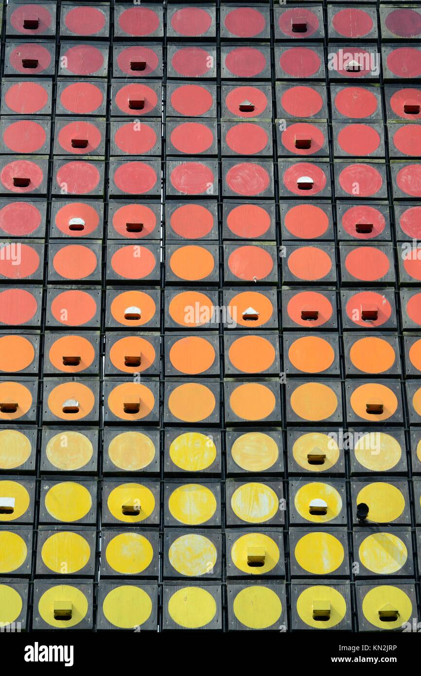 Dettaglio della torre di swift con scatole di nido per 100 coppie di rondoni comune (Apus apus) progettato come un appalto pubblico di lavori d'arte a guardare come un sole di setting, Cambridge Foto Stock