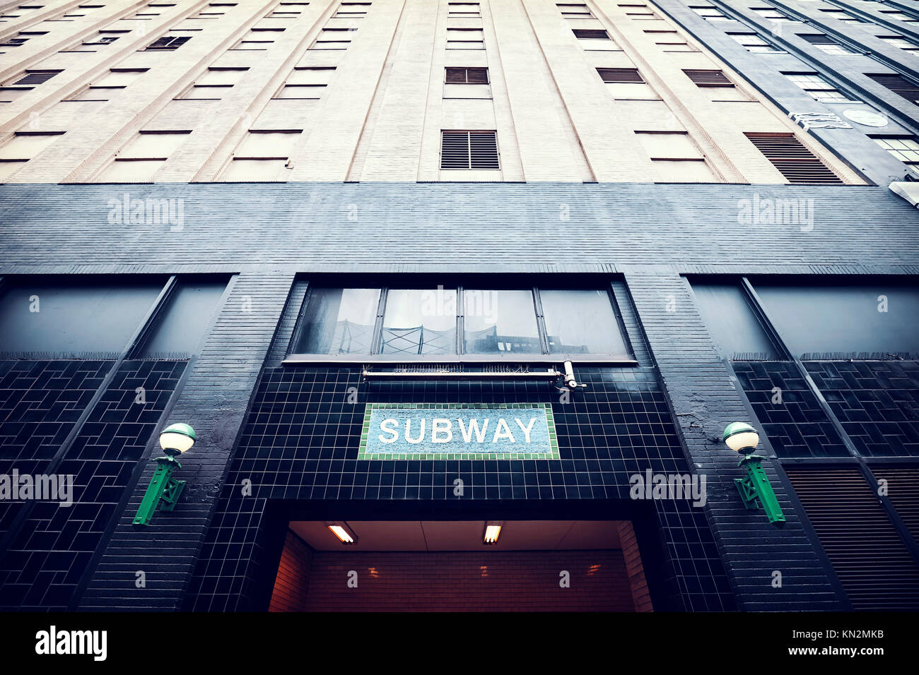Ingresso della metropolitana segno sulla facciata del palazzo nella città di New York, tonificazione del colore applicato, STATI UNITI D'AMERICA. Foto Stock