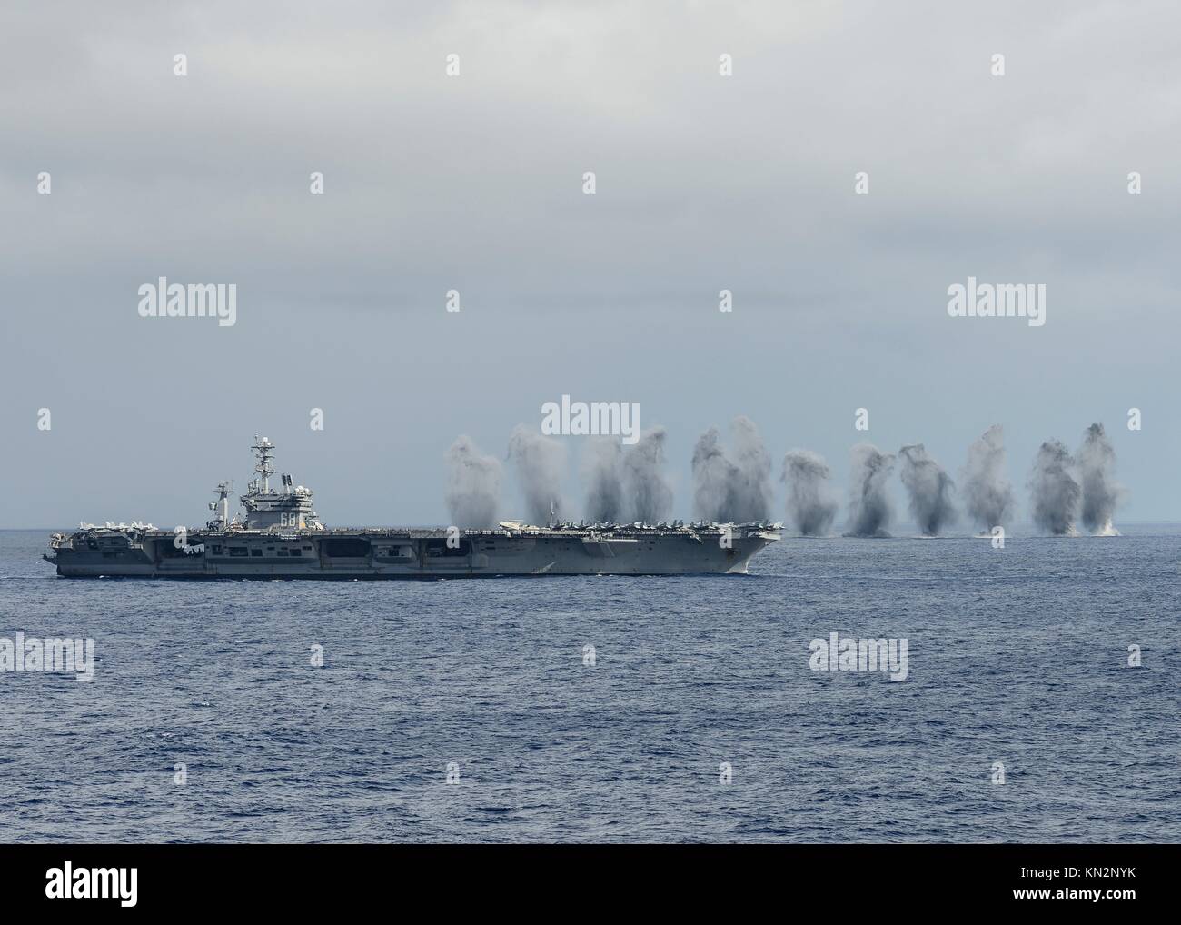 La marina statunitense nimitz-class portaerei USS nimitz incendi off vivere inesplosi dal ponte di volo durante una dimostrazione per tiger cruise 1 dicembre 2017 nell'oceano pacifico. (Foto di Jose madrigal via planetpix) Foto Stock