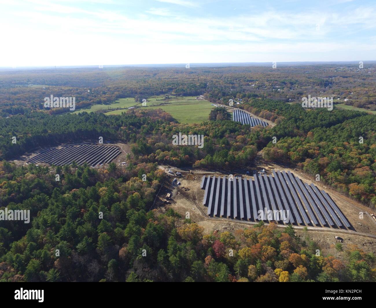 Vista aerea di un pannello solare farm installato tra la superficie boschiva Novembre 1, 2016 in mendon, Massachusetts. (Foto di lucas faria via planetpix) Foto Stock