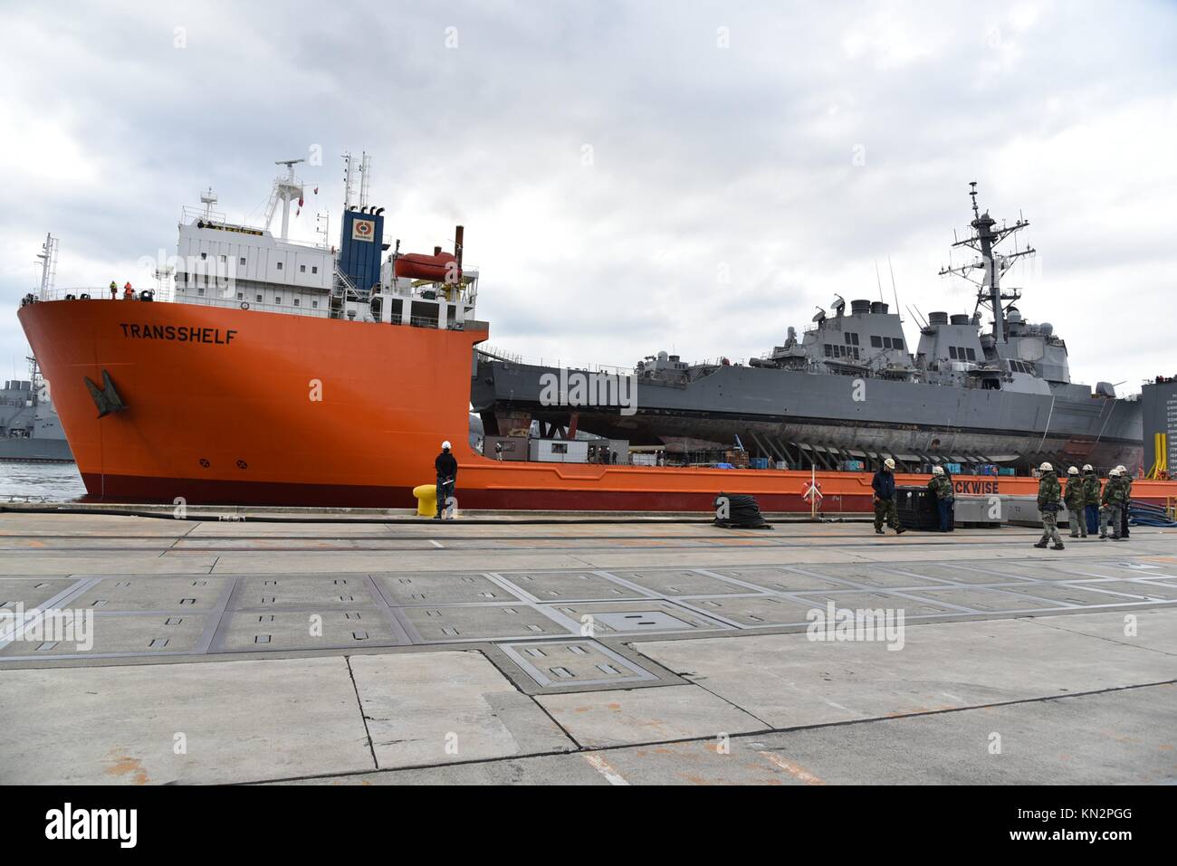 La marina degli Stati Uniti arleigh burke-class guidato-missile destroyer uss fitzgerald viene trainato torna al molo presso le attività della flotta yokosuka per riparazioni novembre 27, 2017 a Yokosuka, Giappone. (Foto di leonard adams via planetpix) Foto Stock