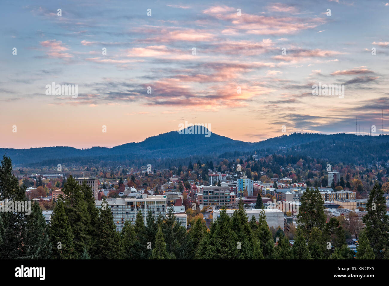 Eugene, Oregon city vista da Skinner Butte di Spencer Butte. Foto Stock