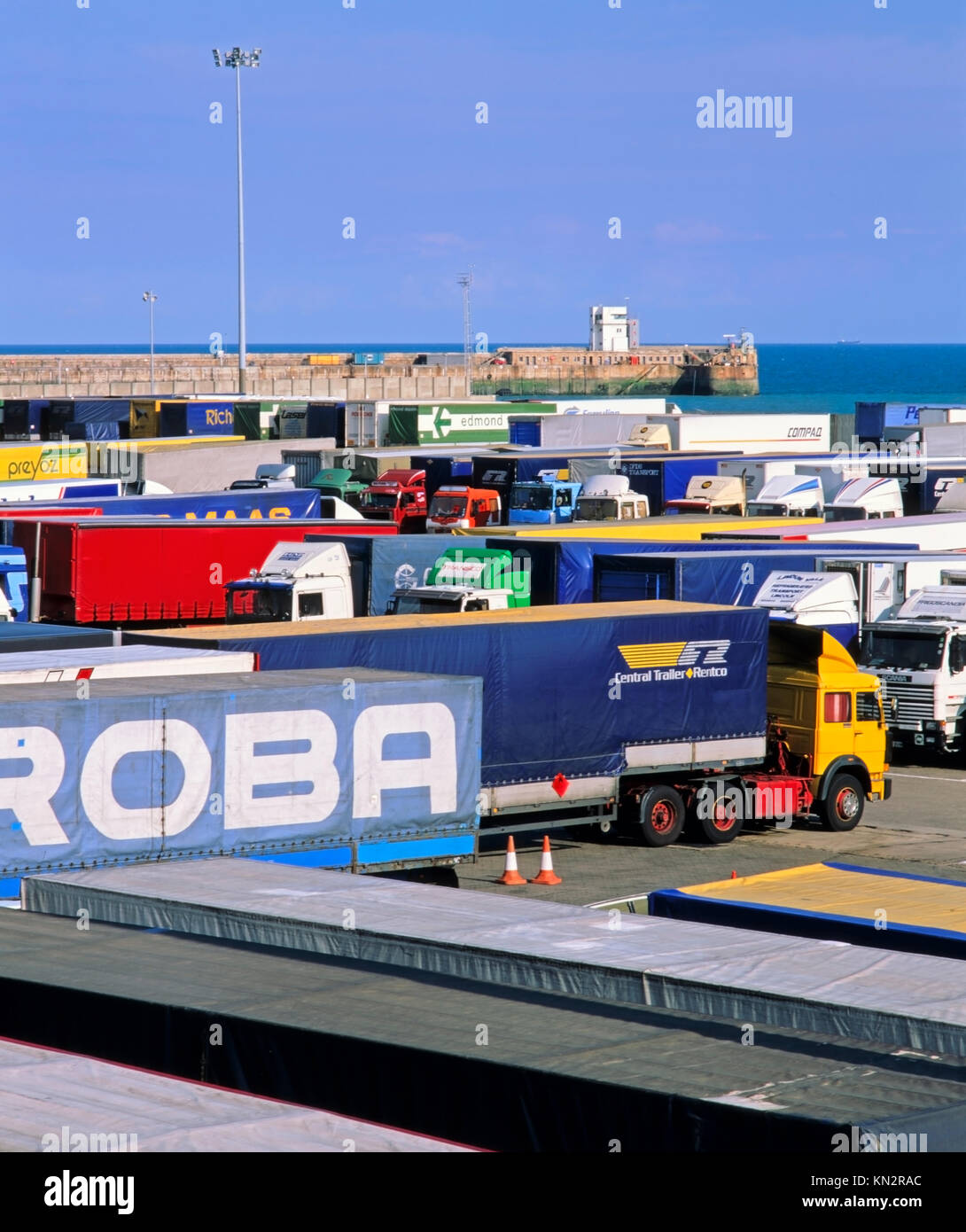 Parco dei trasporti di camion e camion, banchine, industria & tecnologia, Porto di dover, dover, Kent, Regno Unito Foto Stock